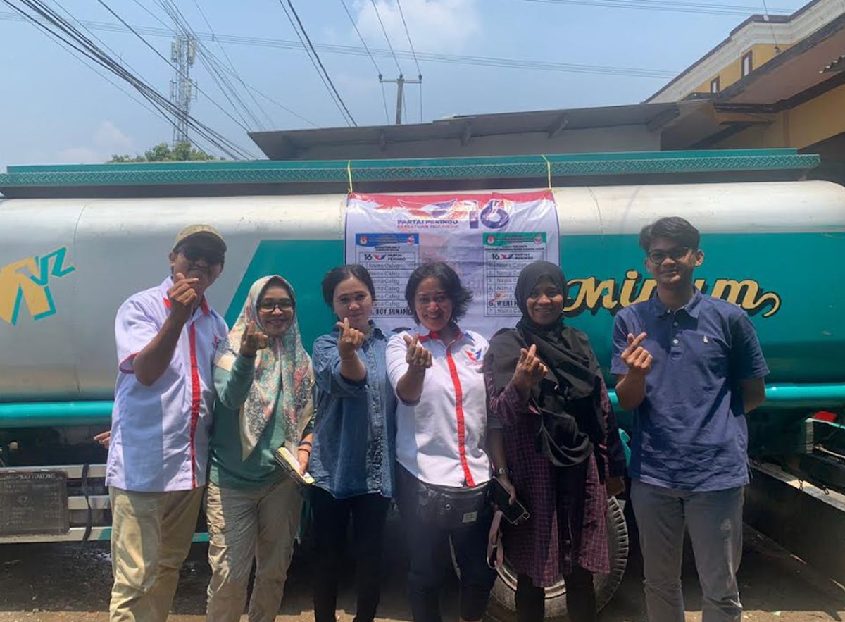 Selain Distribusikan Air Bersih, Bacaleg DPRD Bekasi Sosialisasi KTA Berasuransi Perindo