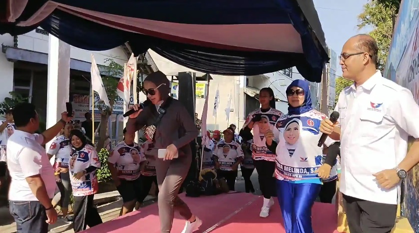 Bacaleg Partai Perindo Venna Melinda Senam Bareng Masyarakat Tulungagung