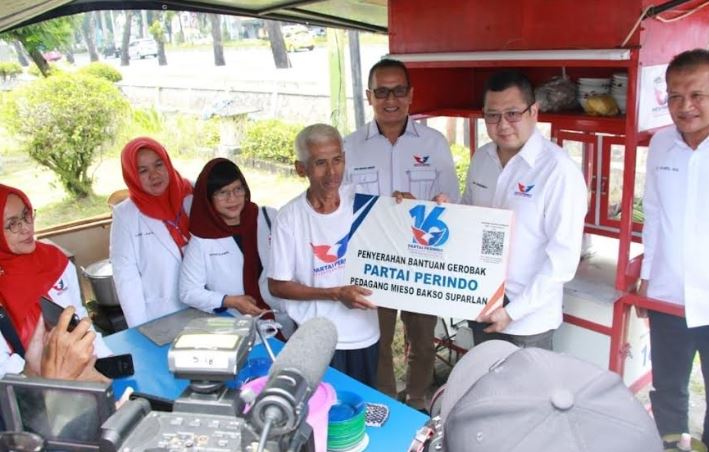 Senangnya Suparlan Mendapat Gerobak dari Ketum Partai Perindo Hary Tanoesoedibjo