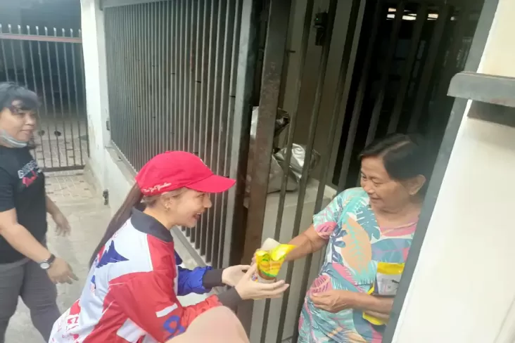 Bacaleg Partai Perindo Rere Tati Sri Hardina Blusukan Sosialisasikan KTA Asuransi dan Bagikan 400 Liter Minyak di Depok 