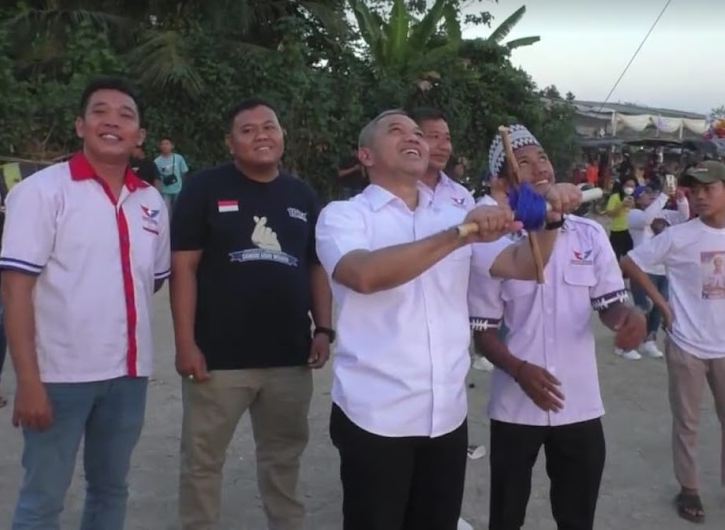 Tak Cuma Gelar Kompetisi Layang-Layang dan Pentas Seni, Bacaleg Perindo Juga Bagikan Susu Gratis