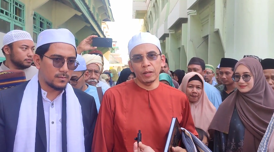 TGB Dampingi Keluarga Mbah Moen Ziarah ke Makam Pahlawan