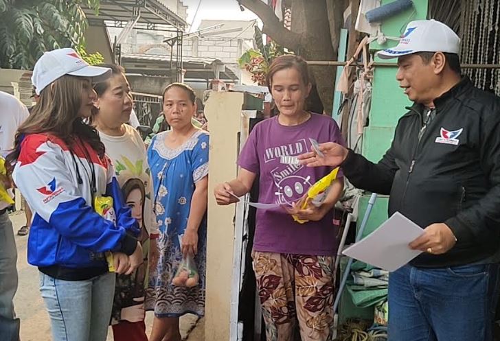 Caleg Partai Perindo Rere Tati Sri Hardina Kembali Door to Door Bagikan KTA dan 500 Minyak Goreng ke Masyarakat