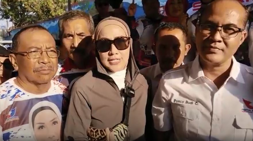 Venna Melinda Bagikan KTA Berasuransi Perindo ke Warga Tulungagung