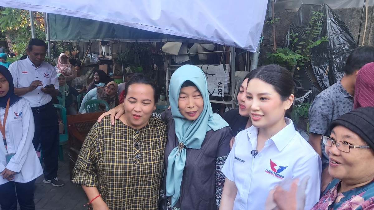 Warga Antusias Sambut Kedatangan Angela Tanoesoedibjo di Acara Pasar Murah