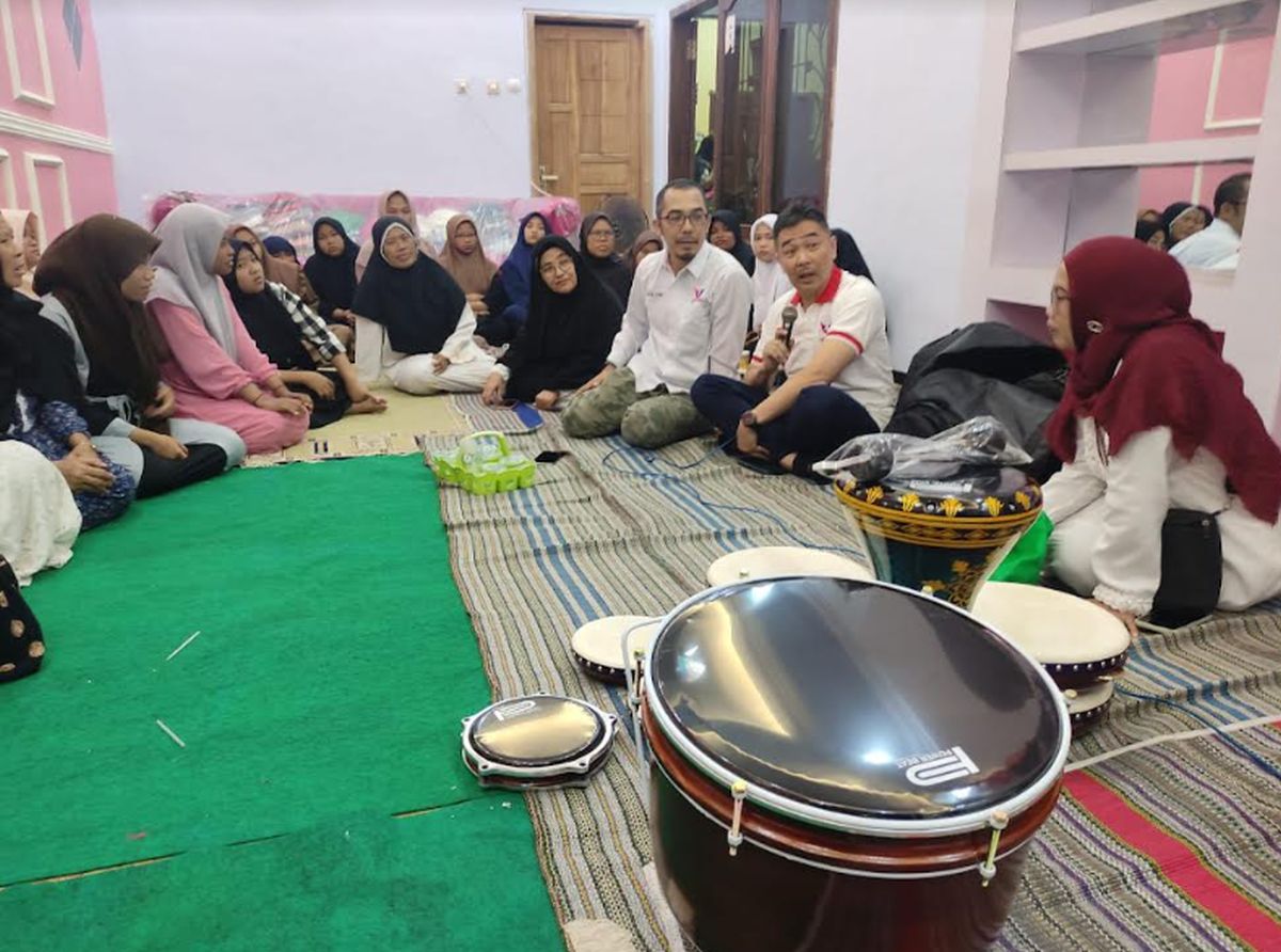 Warga Kalipare Malang Senang Dapat Perangkat Rebana dari Bacaleg Partai Perindo