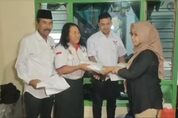 Warga Kediri Antusias Terima KTA Partai Perindo Berasuransi 