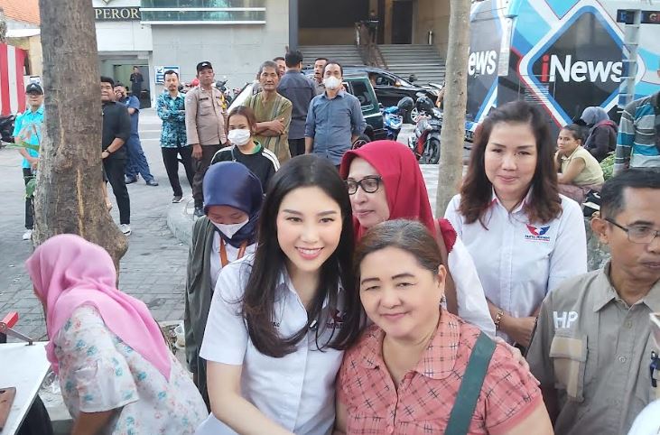 Warga Surabaya Berebut Swafoto Bersama Caleg Partai Perindo Angela Tanoesoedibjo