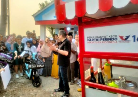 Warga Tangerang Antusias Kedatangan Hary Tanoesoedibjo, Gantian Salaman dan Selfie