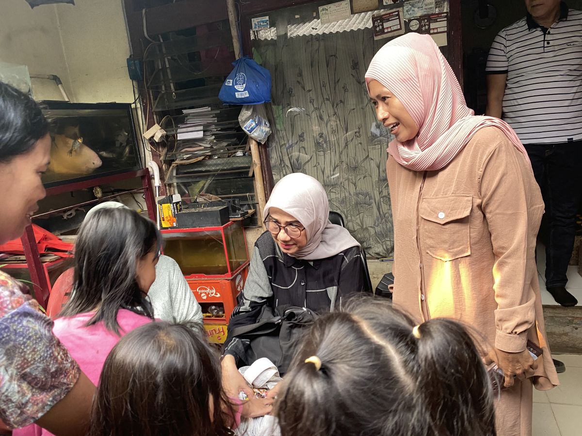 Anak-Anak Gang 50 Pejaten Barat Tersenyum Bahagia Dapat Permen dari Bacaleg Partai Perindo