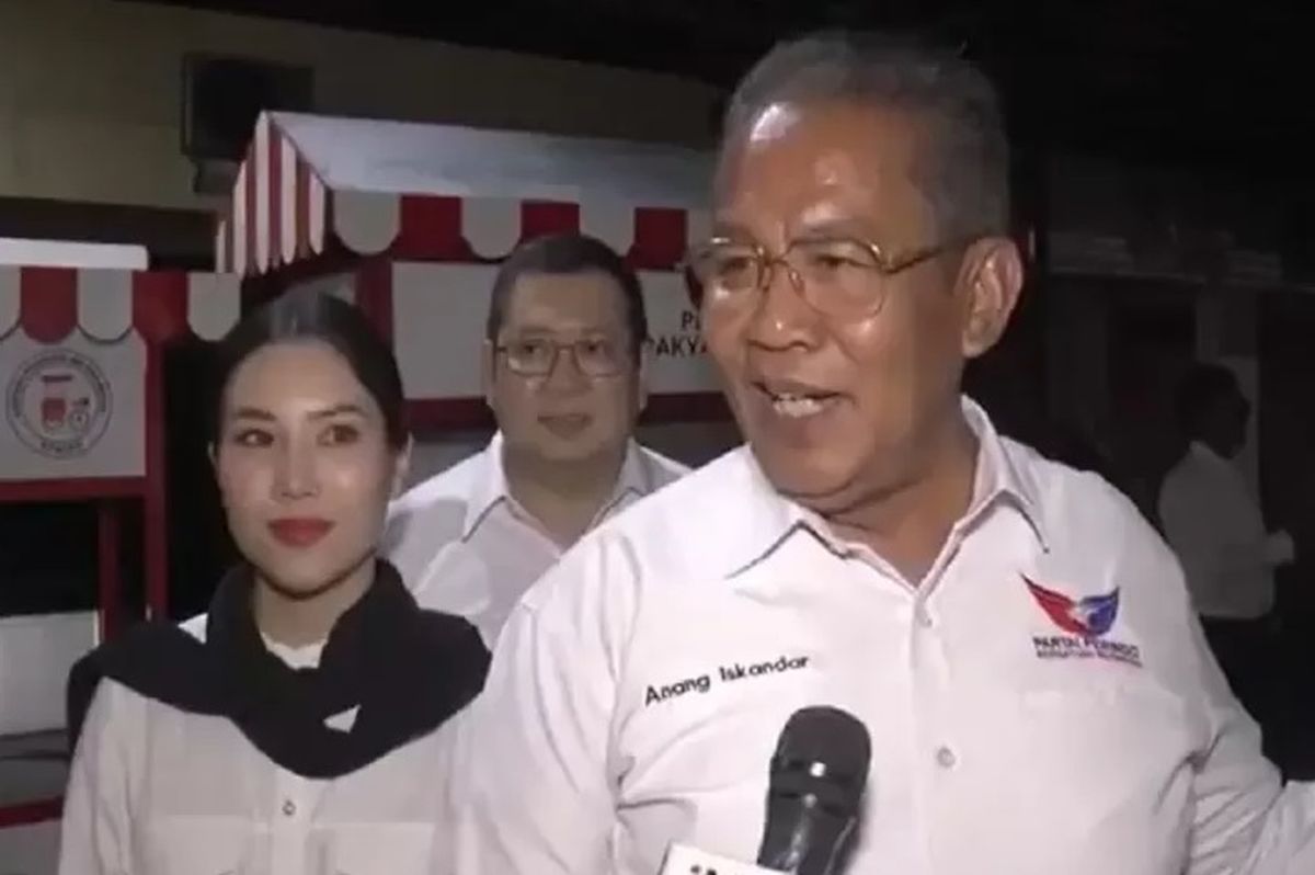 Bacaleg Partai Perindo Anang Iskandar Bagikan Minyak Goreng untuk Warga Sidoarjo