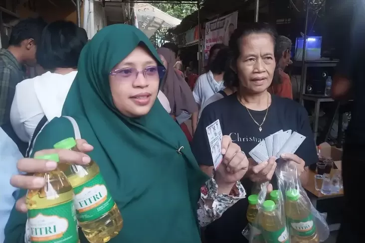 Caleg Partai Perindo Bagi-bagi Minyak Goreng, Warga Tanah Tinggi Merasa Terbantu 