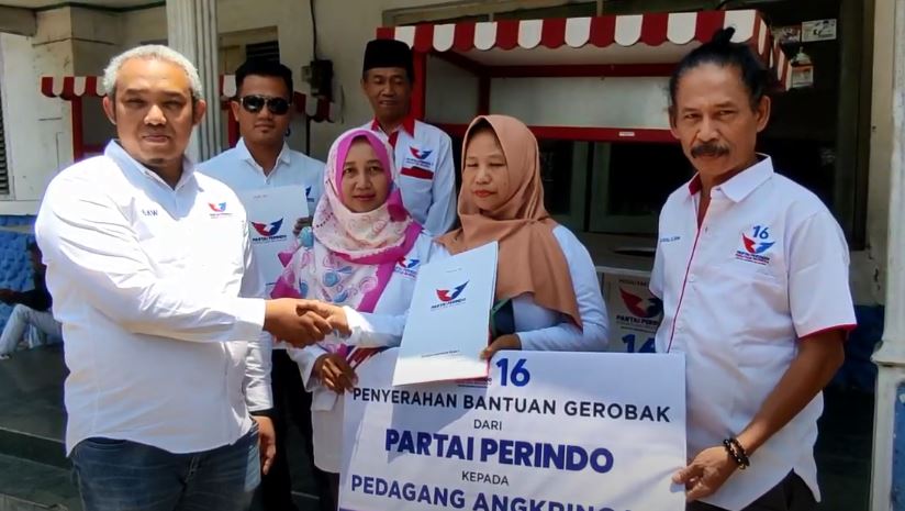 Bacaleg Partai Perindo Bagikan Gerobak Angkringan Gratis di Pati
