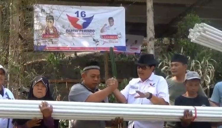 Bacaleg Partai Perindo Bagikan Pipa Saluran Air untuk Warga Sumedang