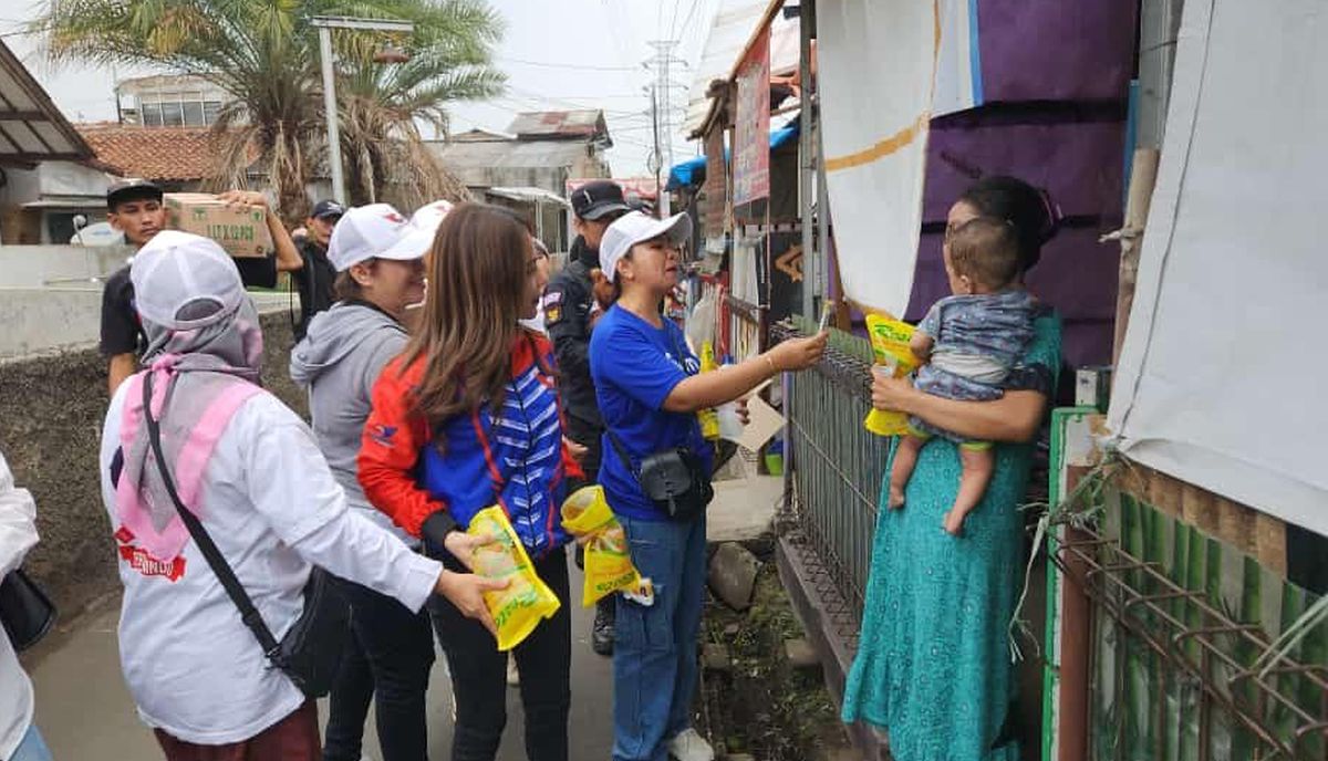 Bacaleg Partai Perindo Rere Tati Sosialisasi KTA Asuransi dan Bagikan 300 Migor di Depok