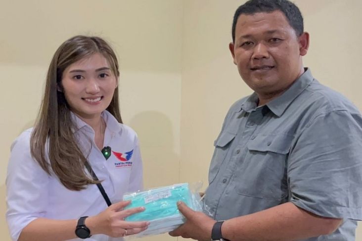 Caleg Partai Perindo Salurkan Bantuan untuk Warga Sekitar TPA Rawa Kucing Terdampak Asap