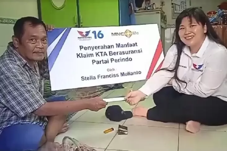 Bacaleg Partai Perindo Surabaya Stella Franciss Serahkan Santunan Klaim Asuransi kepada Warga Bulak Banteng 
