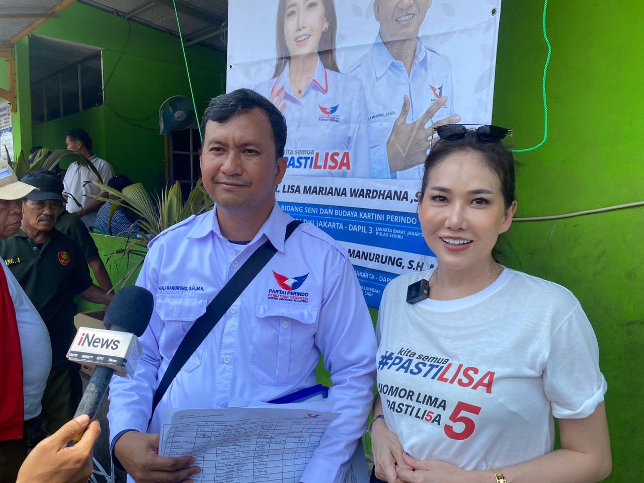 Bagikan APAR ke Pengurus RW di Kedoya Utara, Caleg Partai Perindo: Bentuk Inisiatif untuk Bantu Warga