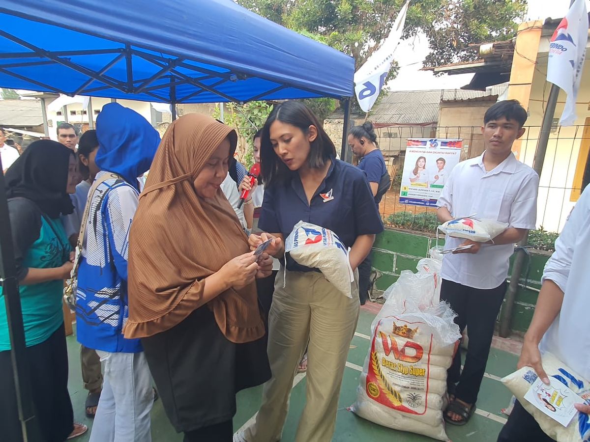 Bagikan Beras Premium, Bacaleg Partai Perindo Ratu Nabilla Ingin Ringankan Beban Warga Tangsel
