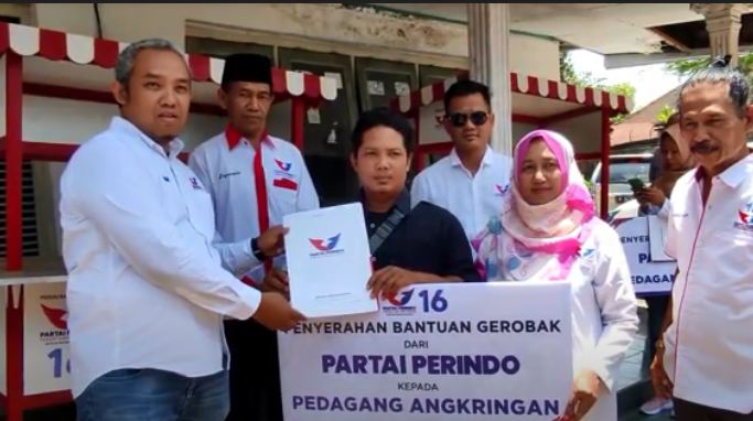 Bahagianya Pedagang Angkringan di Pati Terima Gerobak dari Partai Perindo