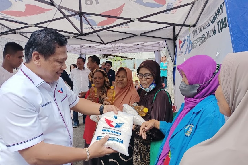 Bantu Masyarakat di Cakung Timur, Caleg Perindo Bagikan 650 Paket Sembako