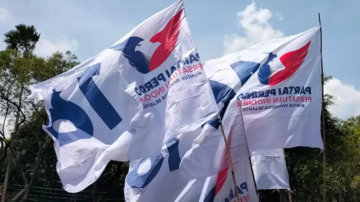 Bendera Raksasa Partai Perindo Berkibar di Depan KPU Sambut Ganjar-Mahfud MD 