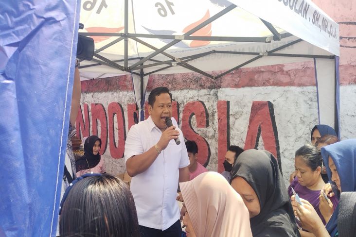 Bacaleg Partai Perindo Berman Nainggolan Bagikan 500 Paket Sembako Murah di Cakung 