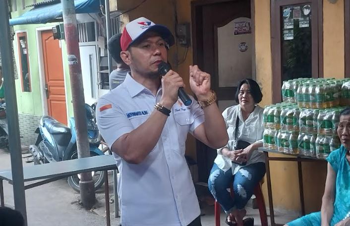 Bacaleg Partai Perindo Bagikan 1.000 Paket Minyak Goreng di Tanah Tinggi Jakpus, Warga: Sangat Membantu