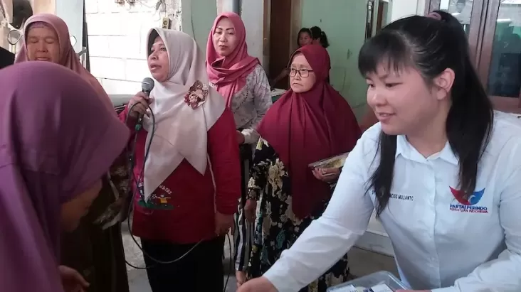 Bacaleg Partai Perindo Surabaya Gelar Jumat Berkah, Bagikan Nasi Kotak hingga Sembako 