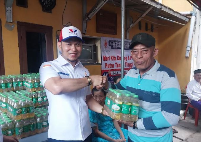 Bacaleg Partai Perindo Herwanto Bagikan 1.000 Paket Minyak Goreng ke Warga Tanah Tinggi Jakpus