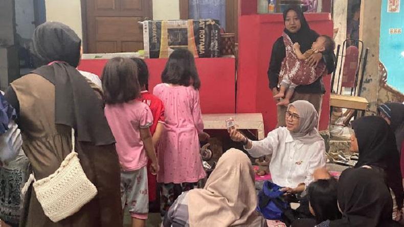 Anak-anak Gang Nangka Cilandak Gembira Diberikan Susu oleh Caleg Partai Perindo Alva Ruslina 
