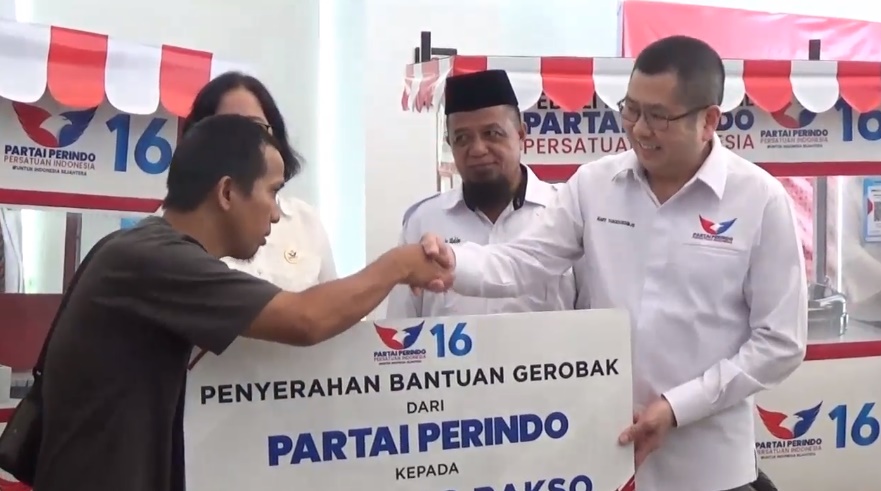 Dapat Bantuan Gerobak Partai Perindo, Pedagang Bakso di Mamuju Harap Pendapatannya Meningkat