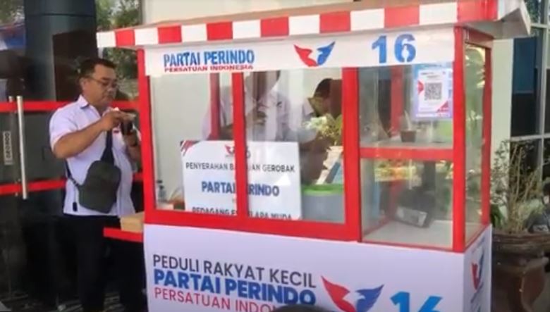 Dapat Gerobak Gratis dari Perindo, Pedagang Es di Gorontalo: Dulu Jualan Cuma Pakai Plastik