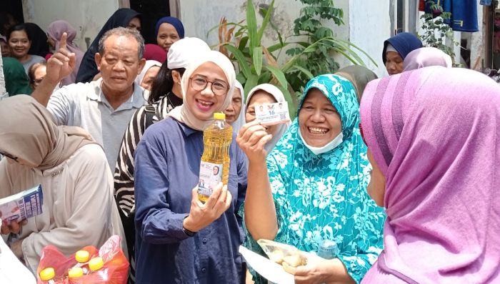 Dapat Minyak Goreng Gratis dari Bacaleg Partai Perindo, Warga Pejaten: Seneng Banget!