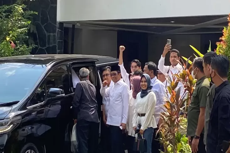 Diantar Keluarga, Mahfud MD Tinggalkan Rumah Dinas Jelang Pendaftaran ke KPU 