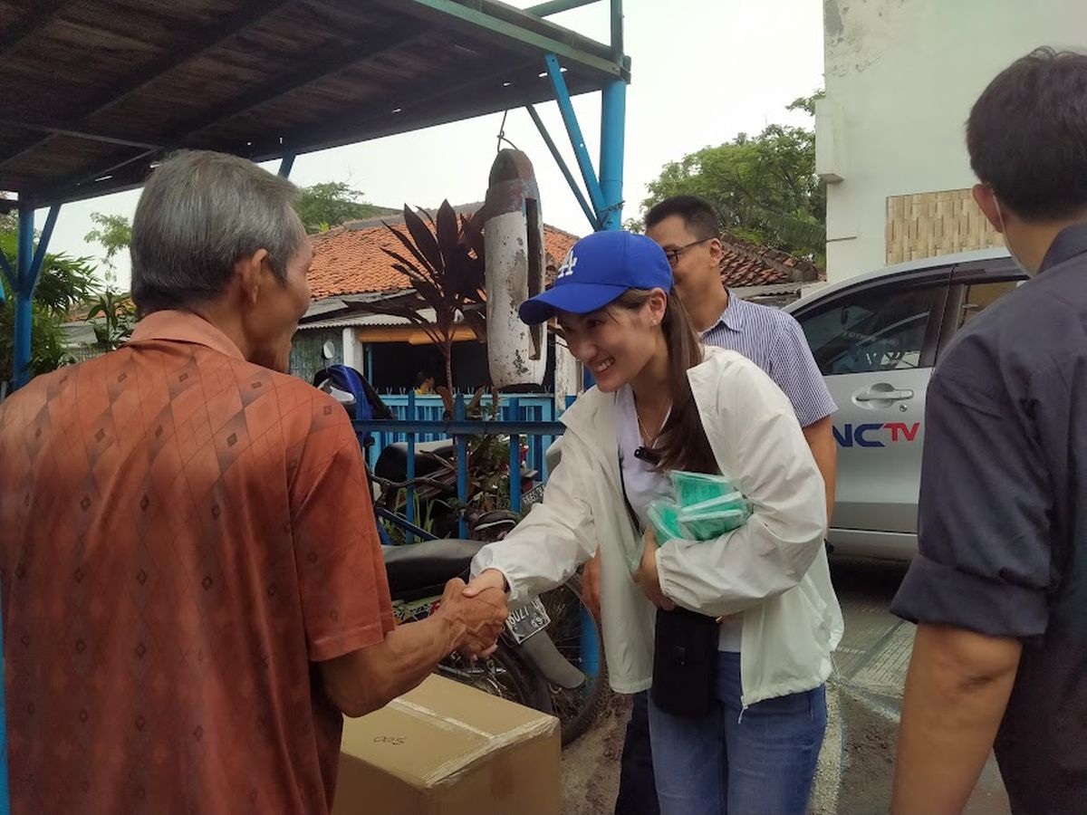 Dibantu Caleg Partai Perindo, Warga Terdampak Asap TPA Rawa Kucing Senang Dapat Masker