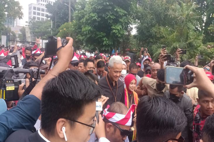 Didampingi Siti Atikoh, Bacapres Partai Perindo Ganjar Pranowo Tiba di Tugu Proklamasi 
