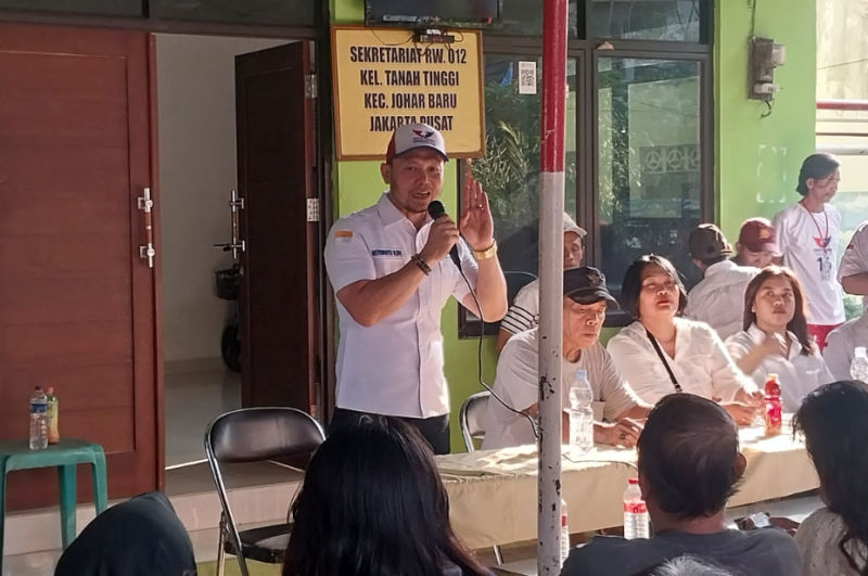 Ditemani Novi Ayla KDI, Caleg Partai Perindo DKI Herwanto Bagikan Seribu Paket Migor ke Warga