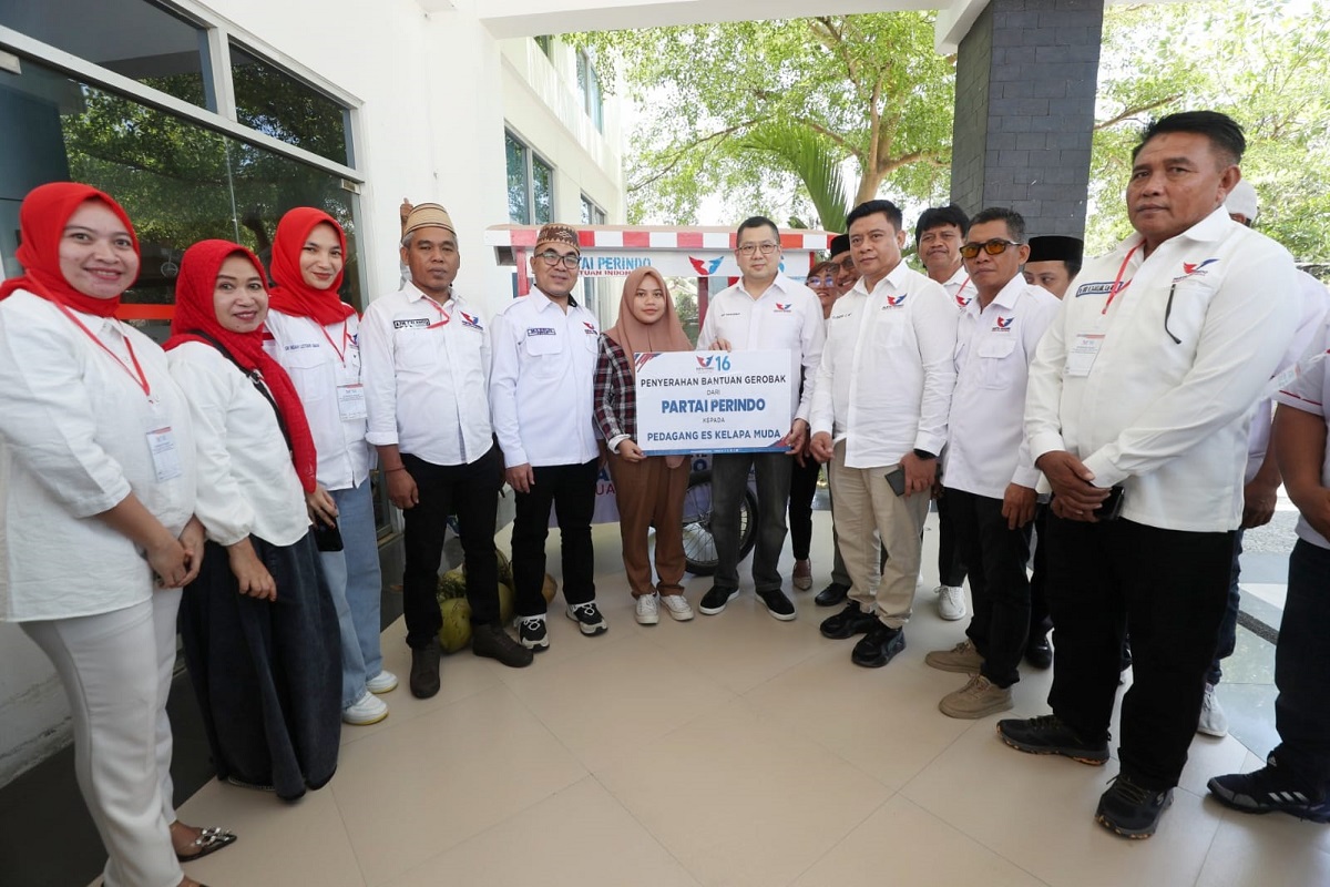 Dorong Pendapatan Pedagang di Gorontalo, HT Serahkan Bantuan Gerobak Perindo