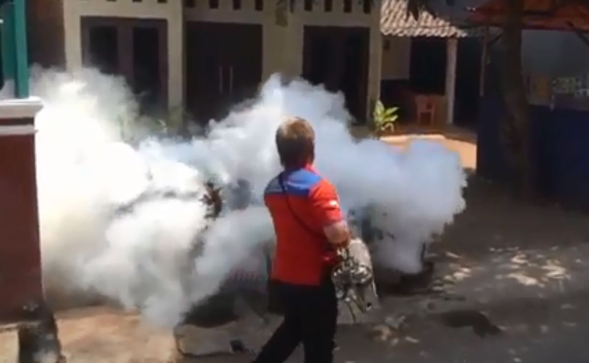Partai Perindo Brebes Fogging 300 Rumah Warga Cegah DBD