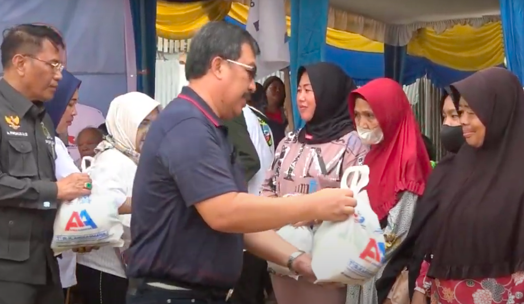 Dukung UMKM, Caleg Partai Perindo Andi Asmara Borong Dagangan Lalu Bagikan ke Warga
