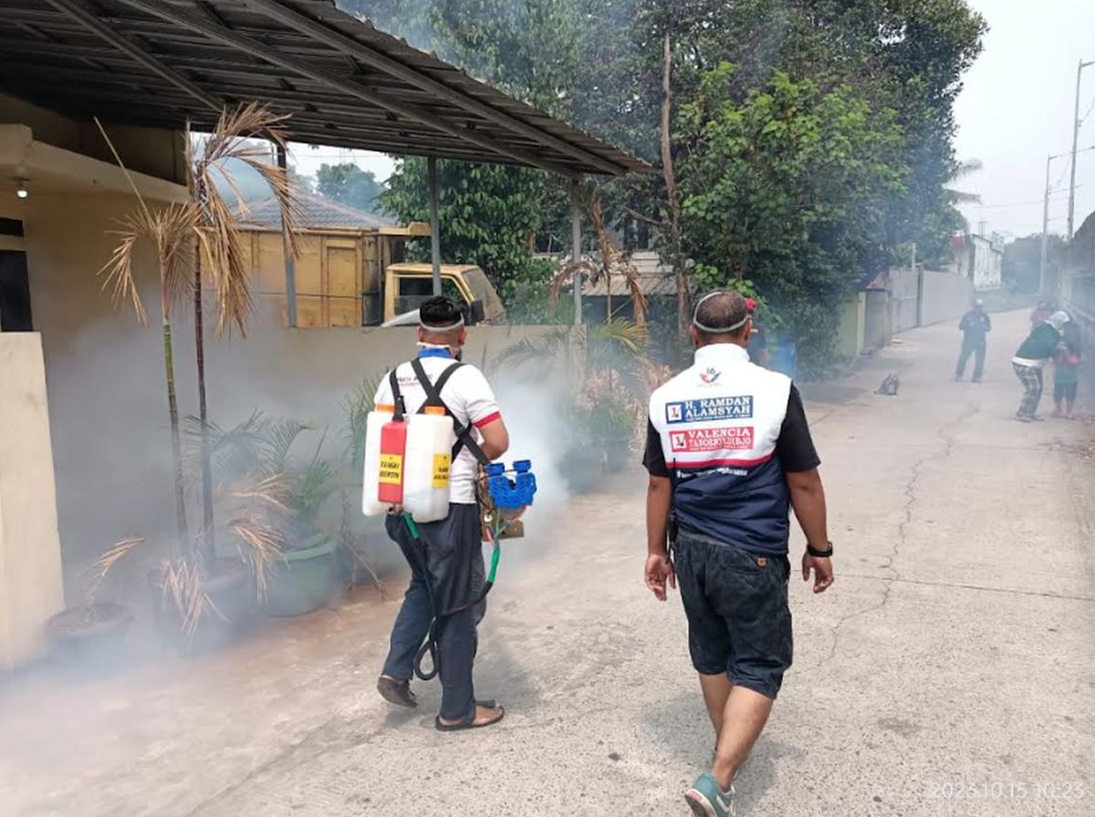 Bacaleg Partai Perindo Ramdan Alamsyah Gelar Fogging di Meruya Utara Jakbar, Warga: Terima Kasih