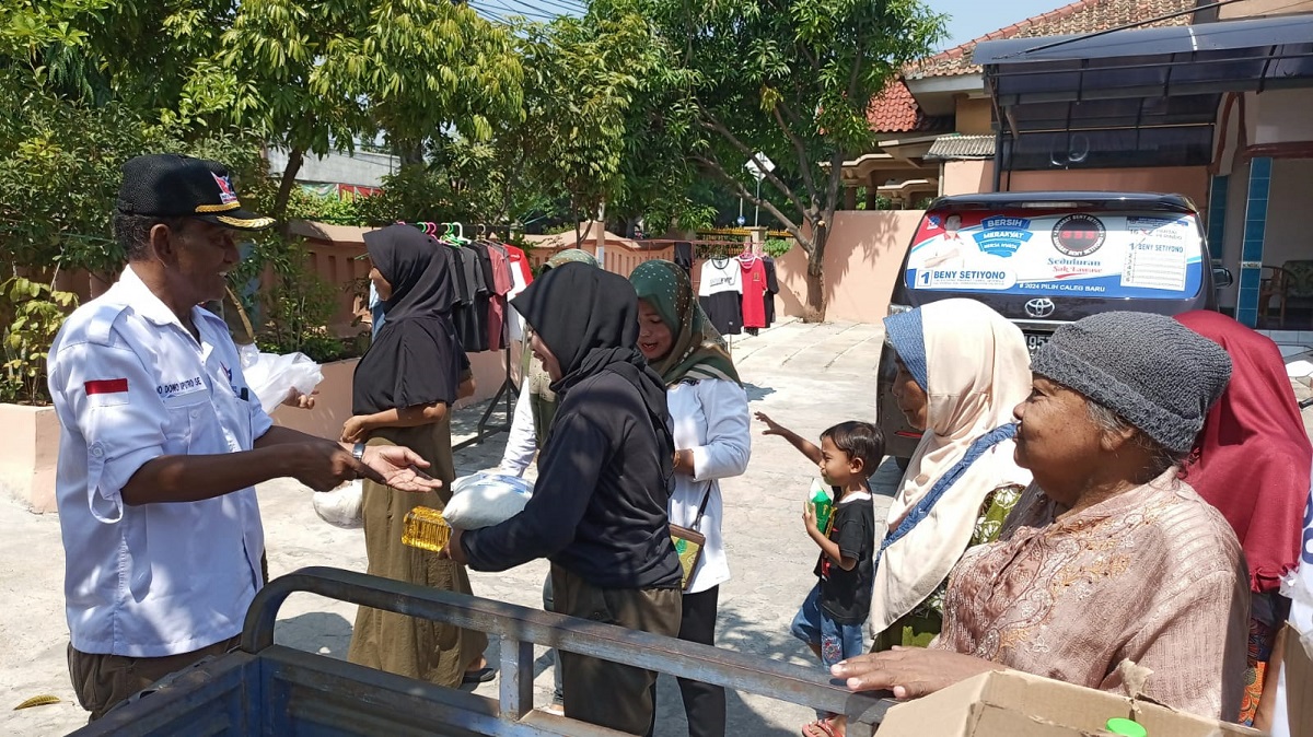 Harga Beras dan Minyak Naik, Partai Perindo Kendal Bagikan Paket Sembako ke Warga