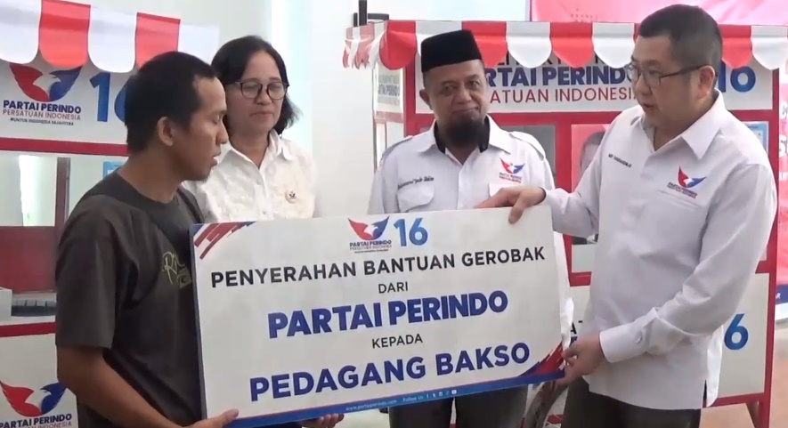Hary Tanoe Bagikan Gerobak ke Pedagang Bakso di Mamuju
