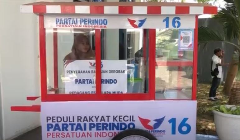 Hary Tanoe Bagikan Gerobak Perindo untuk Penjual Es Kelapa di Gorontalo