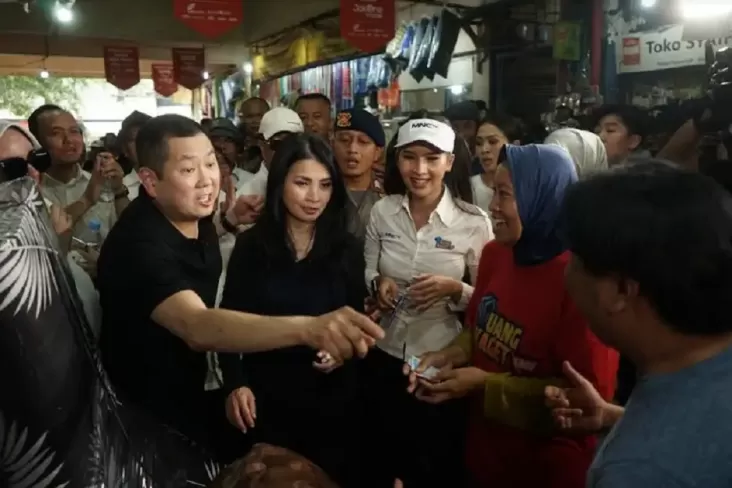 Hary Tanoesoedibjo dan Liliana Tanoesoedibjo Hadiahi Keluarga Buruh Cuci Steam Mobil, Beri Warung hingga Beasiswa S1 Anak