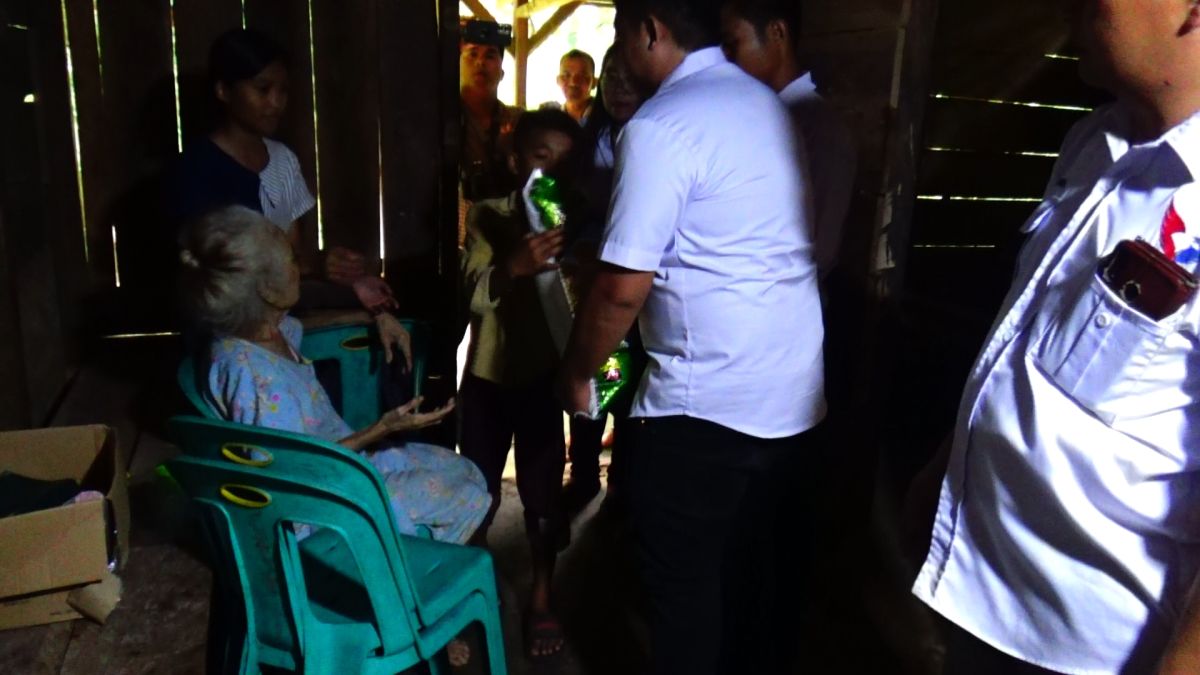 HUT Ke-9 Partai Perindo, DPD Partai Perindo Nias Kunjungi Nenek Lumpuh Bersama 4 Cucu Yatim Piatu