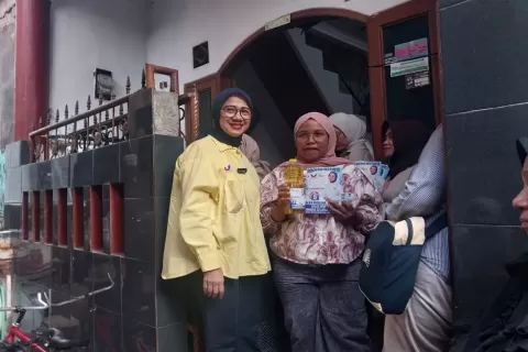 Jalankan Amanah Ibu, Caleg Partai Perindo Alva Ruslina Bagikan Minyak Goreng Gratis ke Warga Kalibata 