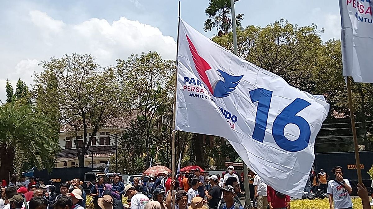 Jelang Pendaftaran Ganjar-Mahfud, Kader Partai Perindo Mulai Padati Kantor KPU RI