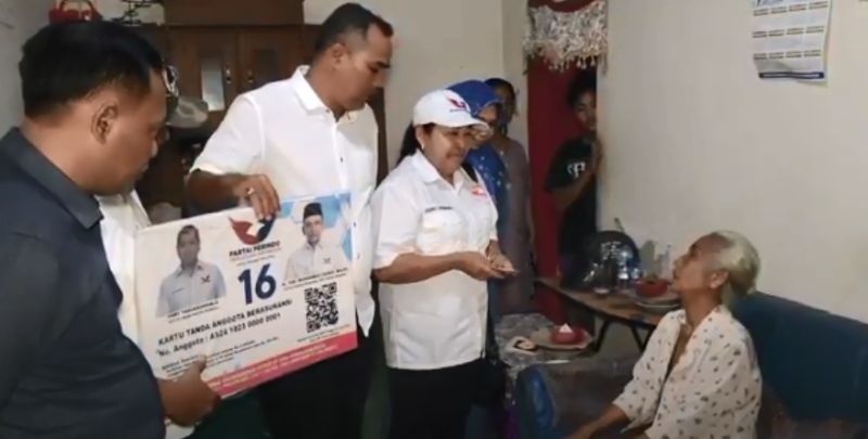 Bacaleg Jeannie Latumahina Serahkan Klaim Asuransi KTA Partai Perindo di Kediri